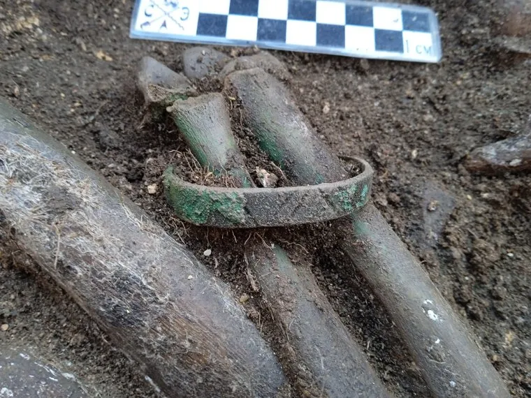 На руке женщины нашли медный браслет с орнаментами