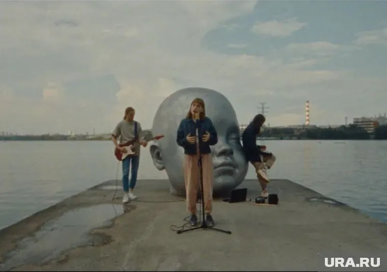 Зрители увидят в клипе знакомые места