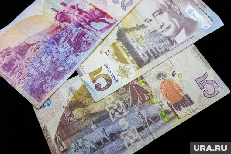 Ответчику придется расплачиваться за долг в рублях и валюте