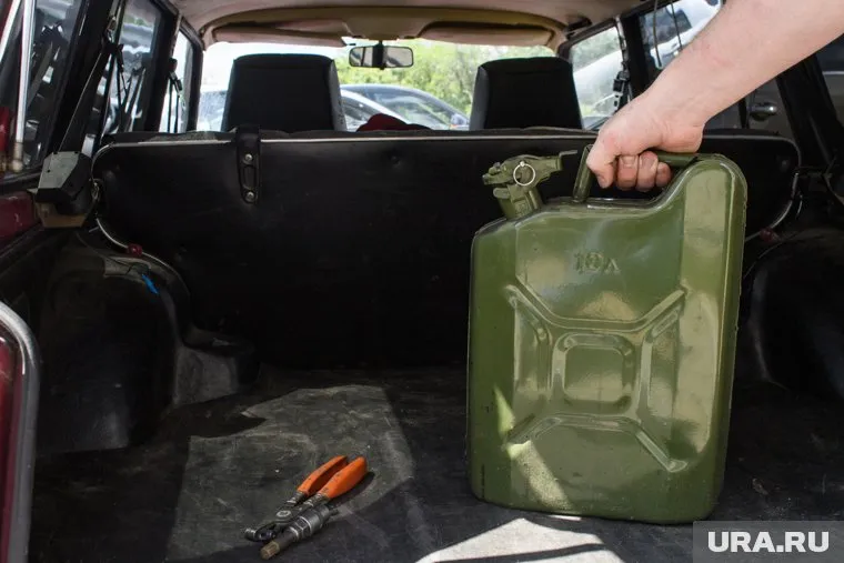 Мужчина облил друзей бензином из канистры и поджег зажигалкой