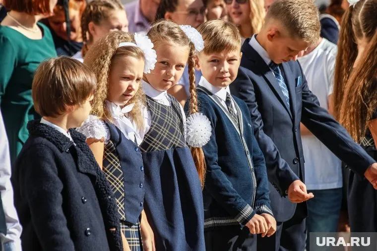 Перед началом уроков дети встают и слушают гимн