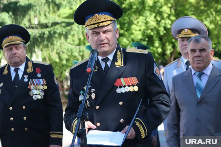 Роман Ксёнз (в центре) переезжает на Дальний Восток