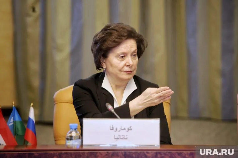 Губернатор Наталья Комарова возглавит гуманитарные миссии России за границей, но сроки проекта срываются