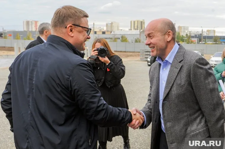 Депутат Госдумы Олег Колесников (справа) обещал губернатору Алексею Текслеру аквапарк в Челябинске осенью 2021 года