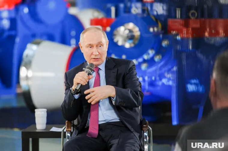 Владимир Путин пил из кружки во время общения с молодежью