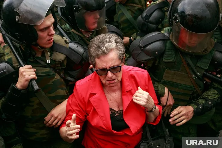 Отказ от льгот чиновники назвали вынужденными - он продиктован требованиями минфина к дотационному бюджету Зауралья (госдолг региона составляет более 16 млрд рублей). Но учителя готовы перейти к активным действиям