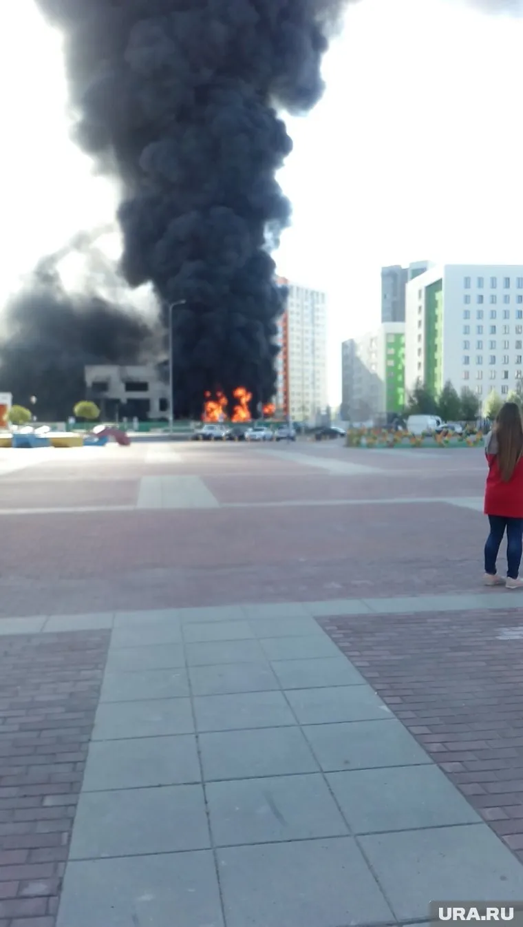 Черный дым был виден издалека