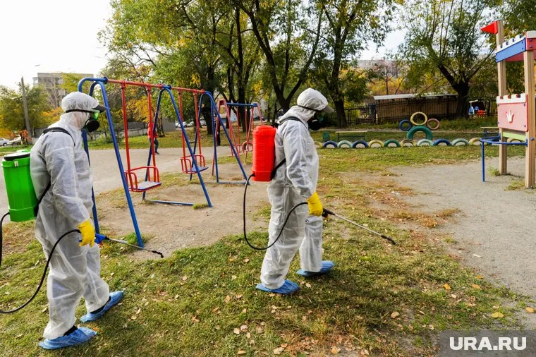 На улицах и во дворах Челябинска вновь появились дезинфекторы