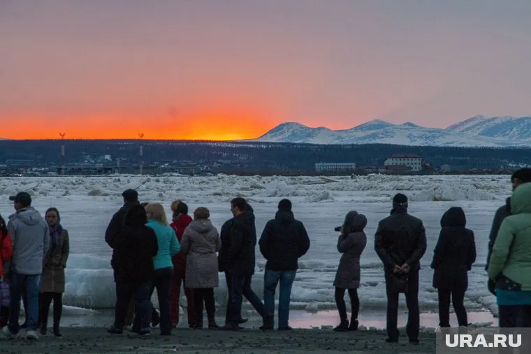 День многих ямальцев был наполнен наблюдениями за ледоходом на Оби