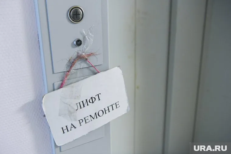 По словам очевидцев, после падения лифта женщина подает признаки жизни