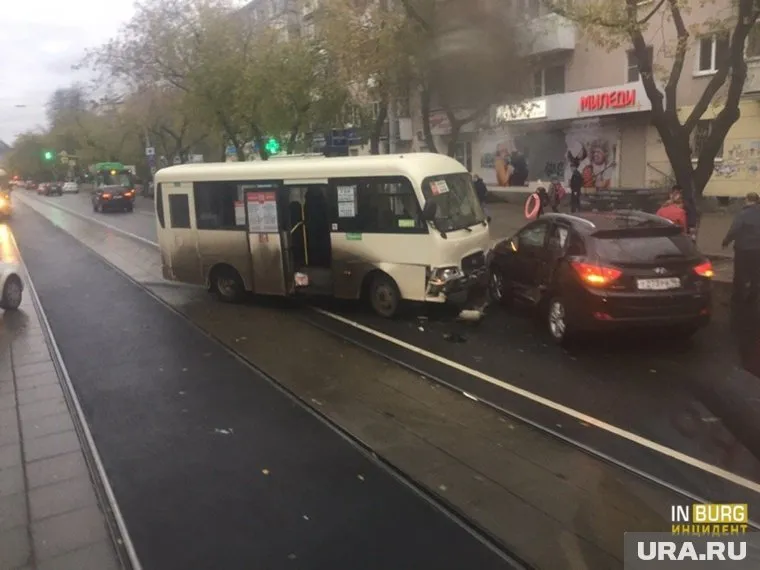 Легковой автомобиль неожиданно начал разворот