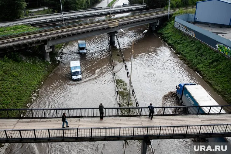 Улица Шефская оказалась затоплена после обильных дождей 17 и 18 августа