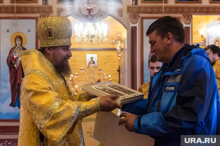 Архиепископ подарил Олегу Арно икону