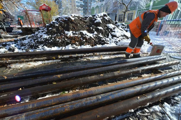 Работа аварийной бригады на месте коммунальной аварии. Челябинск