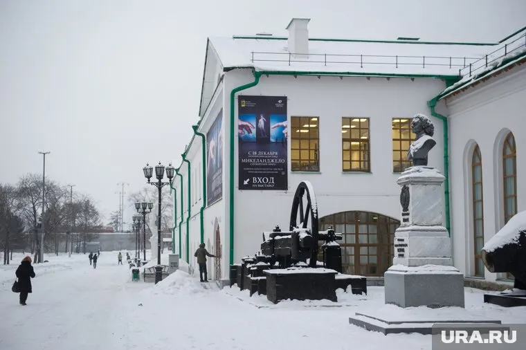 Сейчас памятнику Петру I возле Музея архитектуры и дизайна стоит в одиночестве, но вскоре композиция станет больше