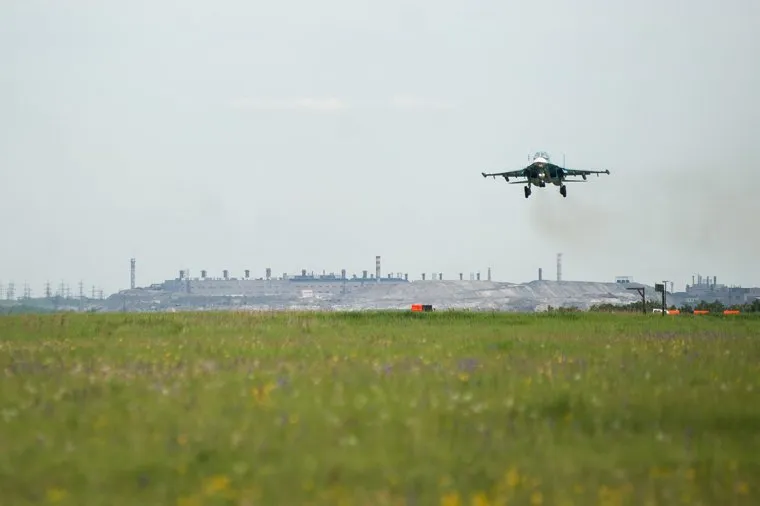 Летно-тактические учения многофункционального истребителя-бомбандировщика СУ-34 на аэродроме Шагол. Челябинск