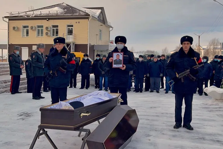 Похороны погибшего полицейского Михалева Дениса в поселке Мишкино. Курган