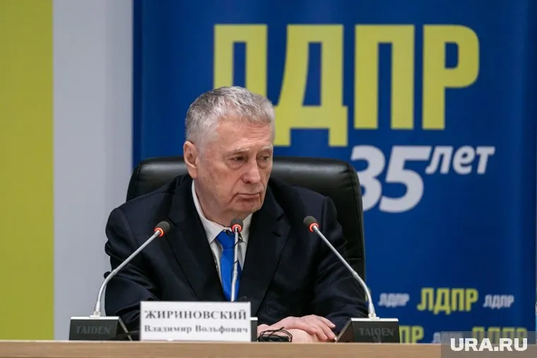 Кремль не должен самостоятельно создавать партии, поскольку это приводит к коррупции, сказал Жириновский