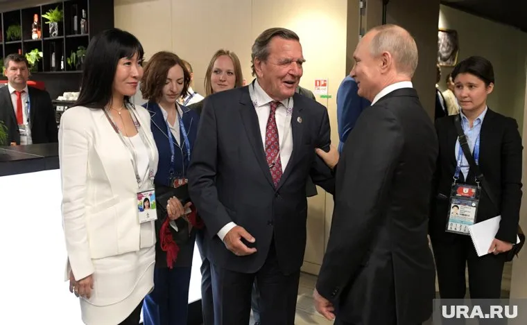 Шредер собирается жениться уже в пятый раз