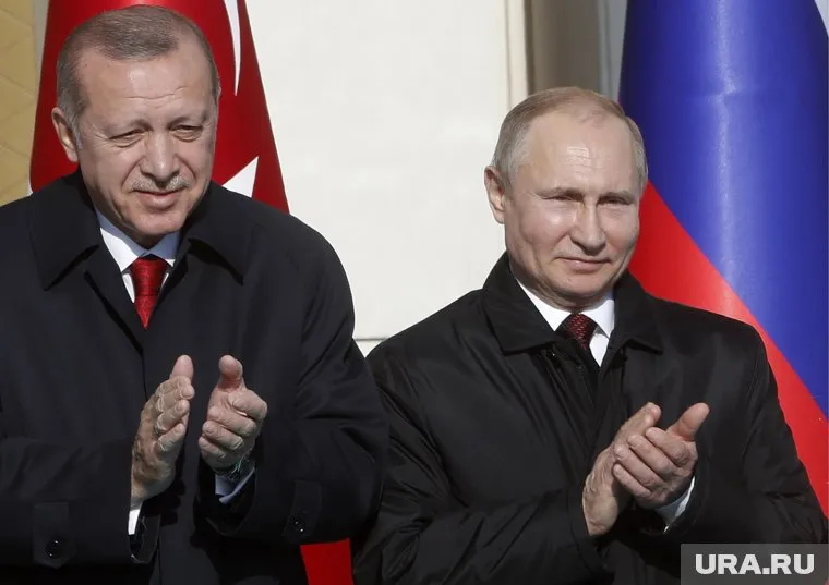 Президент России Владимир Путин (справа) и президент Турции Реджеп Тайип Эрдоган (слева) выводят на финишную прямую крупнейший атомный проект