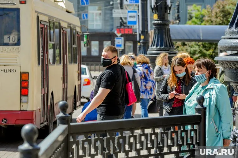 На улицах Челябинска все больше горожан