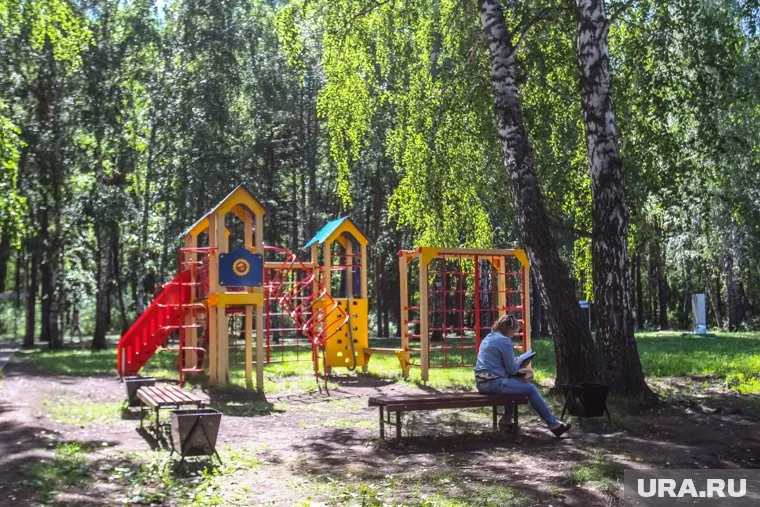 Вся детская площадка в крови (архивное фото)