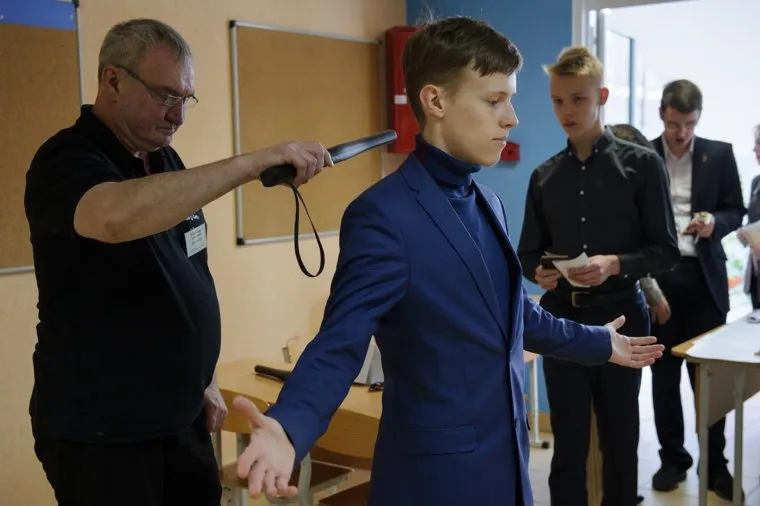 Выпускники 11-ых классов сдают ЕГЭ по географии и информатике в языковом Лицее №2. Екатеринбург