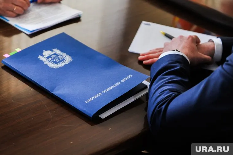 В прошлый раз знаменитую синюю папку получил глава Копейска, города — спутника Челябинска