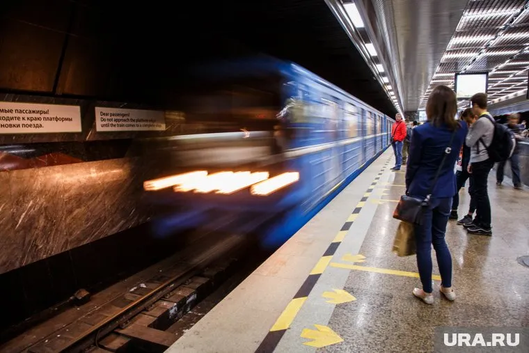 Девушка упала на пути на станции «Уральская»