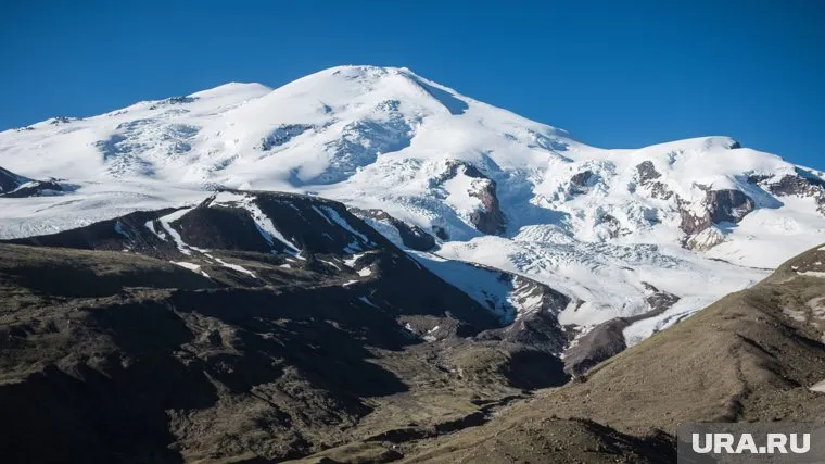 Альпинисты из Тюмени посвятили свой подъем на Эльбрус юбилею движения пионеров