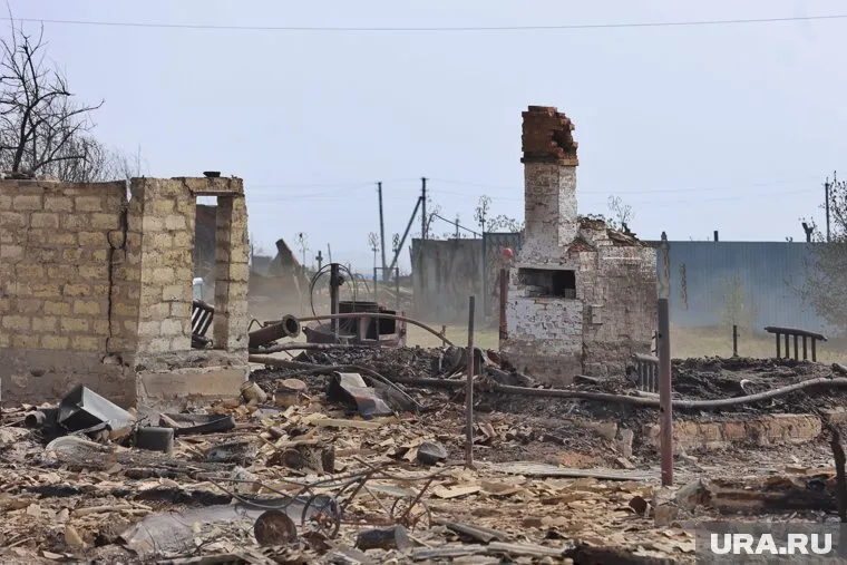 Курганские чиновники продолжат помогать погорельцам в уборке участков