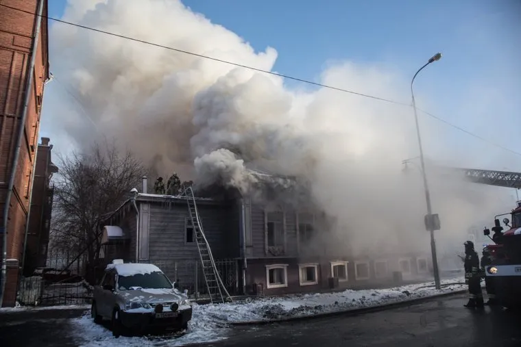 Пожар памятника архитектуры по ул. Семакова 8. Тюмень, пожар, пожарные, мчс