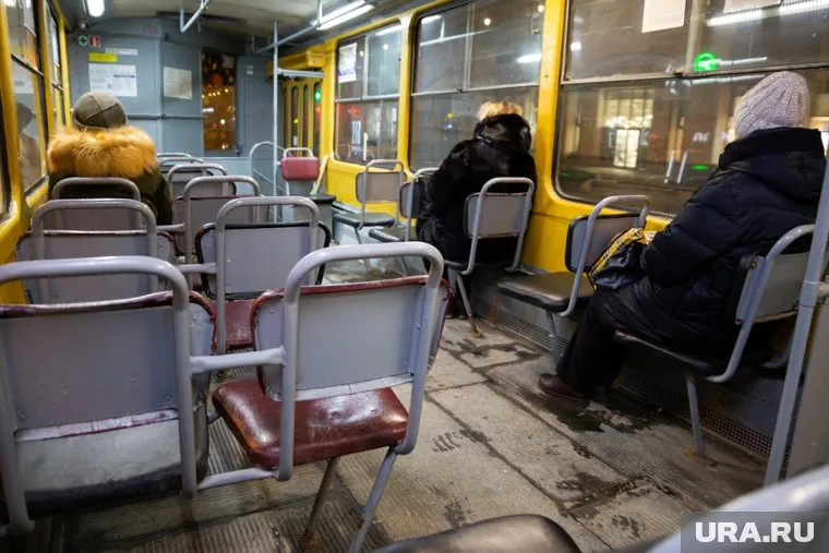 Пассажиры трамвая №1 эвакуировались самостоятельно