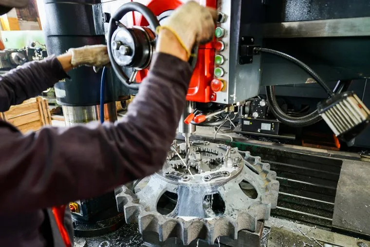 Завод по производству гусениц, запчастей для тракторов и экскаваторов. Челябинск