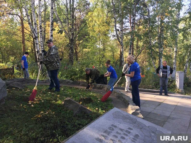 Уборку на могиле Павла Бажова делают дважды в год