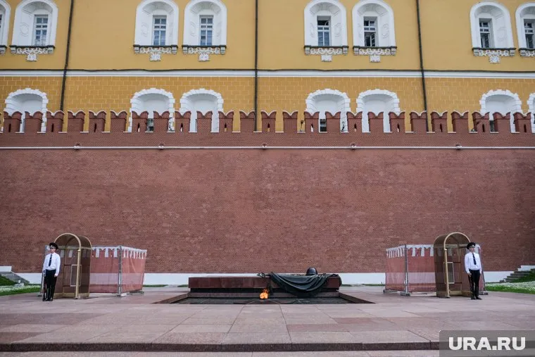 Владимир Путин каждый год 23 февраля приносит цветы к Могиле Неизвестного Солдата