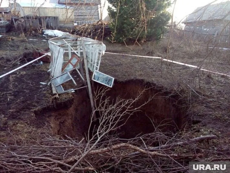 В огороде обнаружили воронку глубиной семь метров