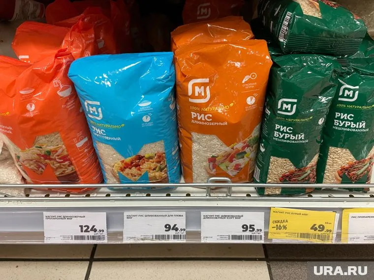 Грызуна заметили на полке с крупами