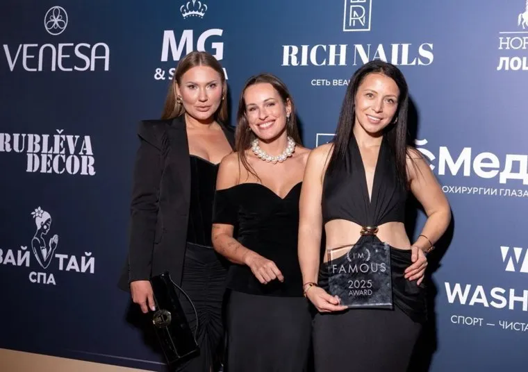 Юлия Скалева (справа) получила награду за успехи международной типографии