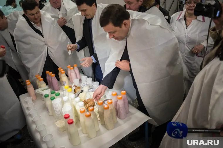 Евгений Куйвашев (на переднем плане) принял решение оказать дополнительную финансовую поддержку производителям молока
