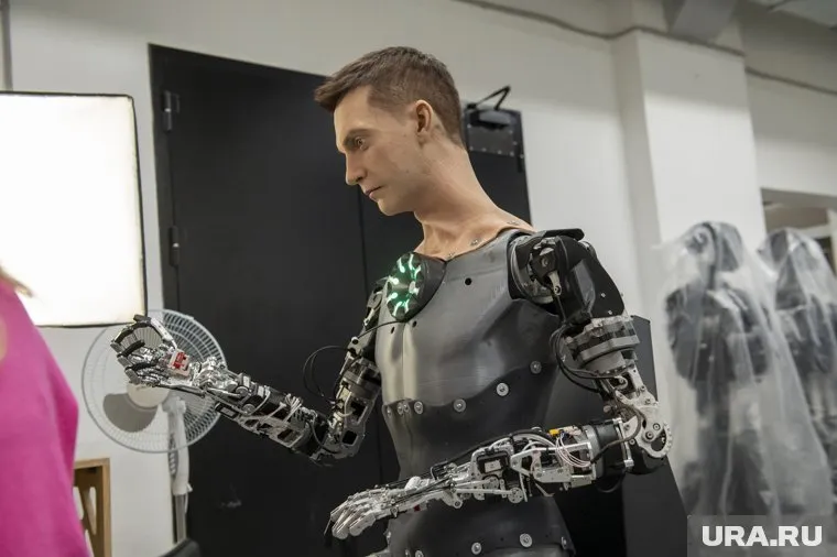 Искусственному интеллекту необходимо запретить генерировать человеческие лица, заявил Федор Лукьянов