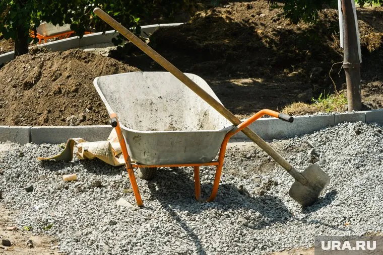 Мэр Челябинска Алексей Лошкин лично оценил ход работ в сквере