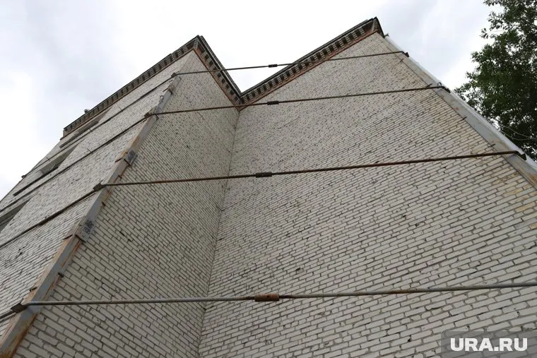 Курганское аварийное общежитие перетянуто стяжками, чтобы не упала стена