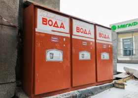 В Челябинске арт-объект заклеили рекламой концерта Ваенги