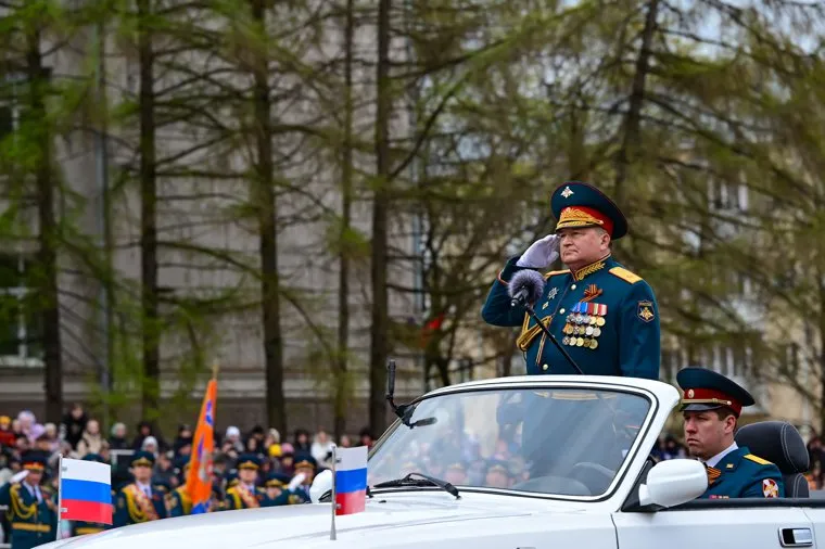 Торжественное прохождение войск Пермского гарнизона и военной техники на Октябрьской площади. Пермь