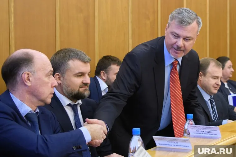 С рекомендацией к коллегам выступил вице-мэр Дмитрий Баранов (справа)