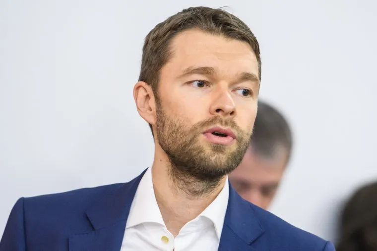 Встреча депутатов гордумы со сторонниками и противниками храма в сквере. Екатеринбург