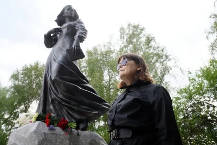 Мама журналистки и политолога Дарьи Дугиной философ Наталия Мелентьева на открытии памятника  своей дочери