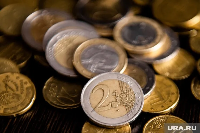 Курс евро достиг 100 рублей, а после стал снижаться