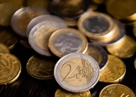 Курс евро резко подскочил на бирже, достигнув 100 рублей